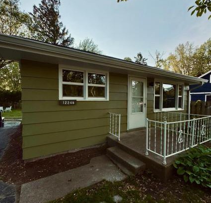 Shorewood-Tower Hills-Harbert House | Chic Dunes Cottage with HOT TUB near Warren Dunes
