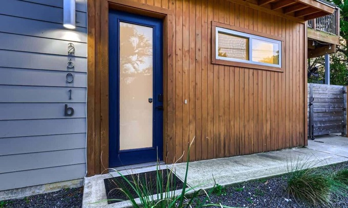 Govalle House | Chic East Austin Home-New-Walkable-Private Yard