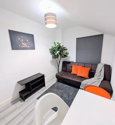 Wainscot Apartment | Chic En-suite Room with Office Garden and Parking