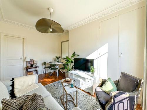 Quartier du Pont-de-Flandre Apartment | Chic entre Histoire et Modernité