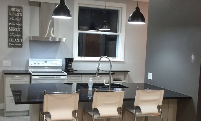 Desjardins House | Chic et jolie maison avec SPA, cour privé, BBQ, salle de bain de luxe