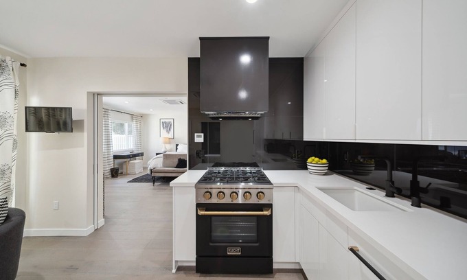Floral Park House | Chic Executive - Historic Floral Park Guest House 1 Bedroom Bungalow by Redawning