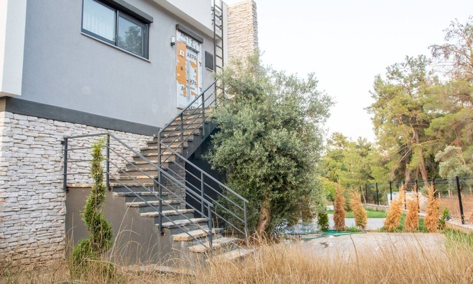 Milas Apartment | Chic Flat w Garden 1 min to Milas Coast