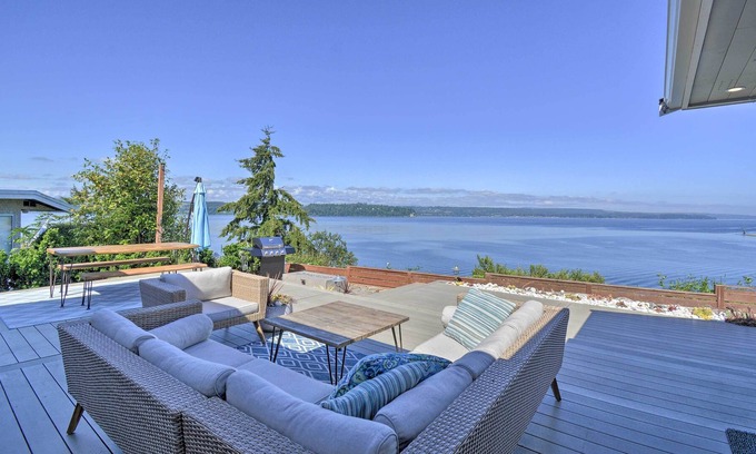 Hansville Villa | Chic Hansville Getaway Near Beach + Trail!