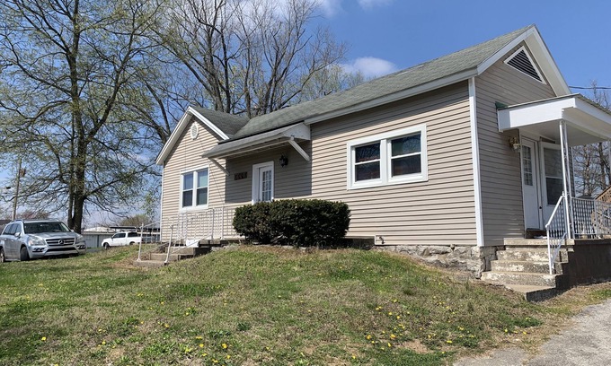 Bowling Green House | Chic Home Away From Home!