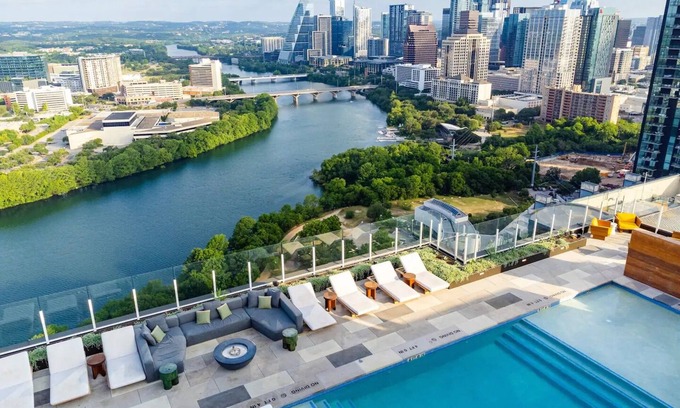 Rainey Street Historic District Hotel | Chic Hotel with city views in downtown Austin Texas. Pets Welcome