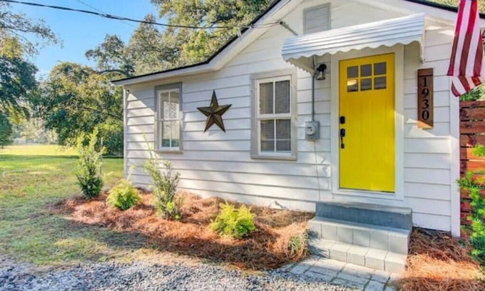 Johns Island Cottage | Chic Johns Island Cottage w/King Bed+Smart TVs!