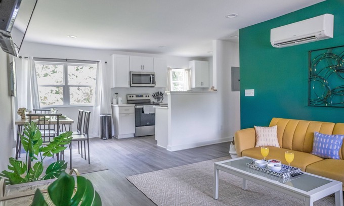 Plaza Midwood Apartment | Chic King Bed Near Uptown
