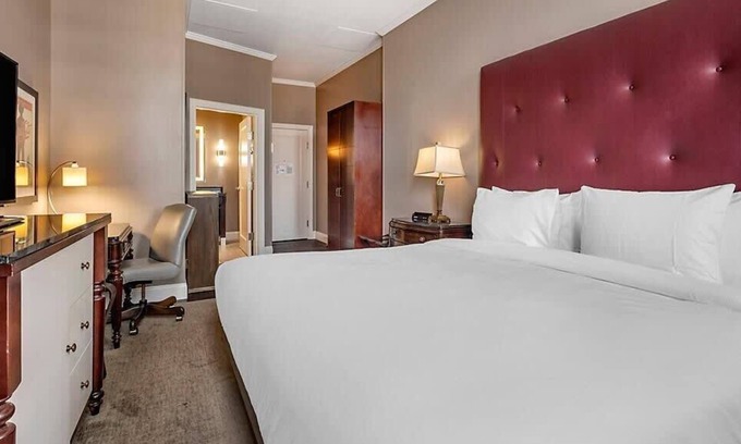 Paradise Apartment | Chic King Double Hotel Suite in Downtown Nashville
