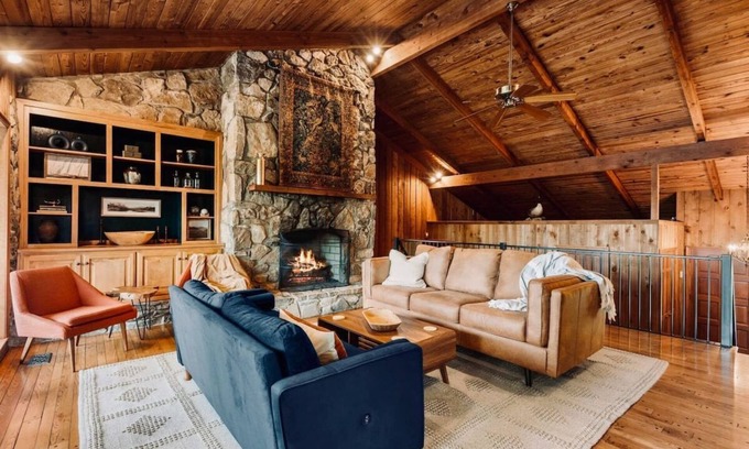 Gallatin House | Chic Lakefront Home|6 bdrm/4bath & Private Dock!