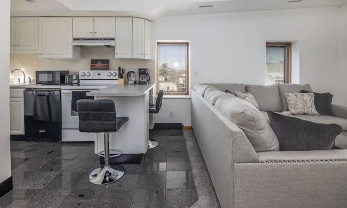 Des Moines Apartment | Chic Loft with Jacuzzi & Free Parking