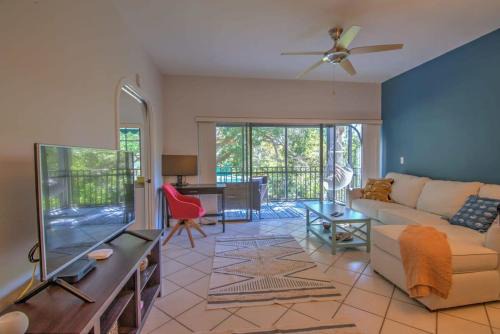 Central Naples House | Chic Naples Getaway - Tennis Pool Comfort