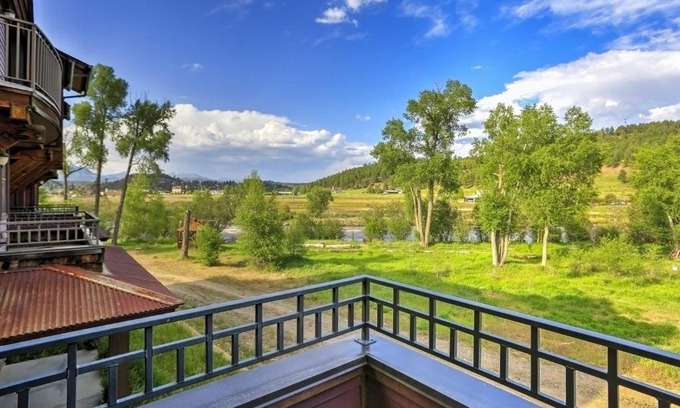 Pagosa Springs Apartment | Chic Pagosa Springs Condo with Porch - Walk to Shops