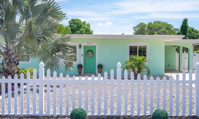 Sarasota Cottage | Chic Peaceful 3BD Cottage - Walk to Siesta!