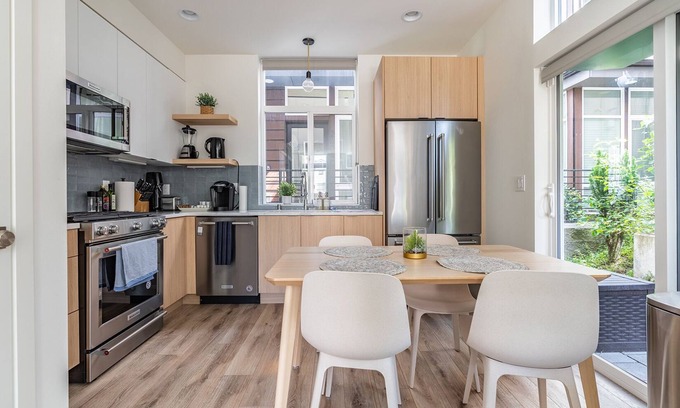 East Queen Anne House | Chic Queen Anne Townhome Near Space Needle