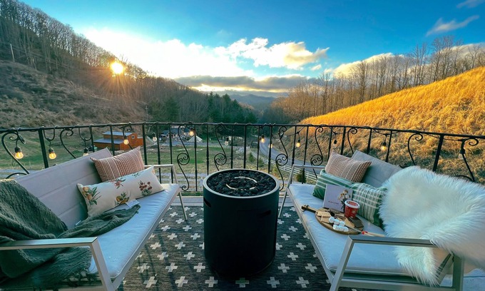 Marshall House | Chic Renovated Loft with 3 Suites, Gorgeous Mountain View, Fire Pit & Pizza Oven