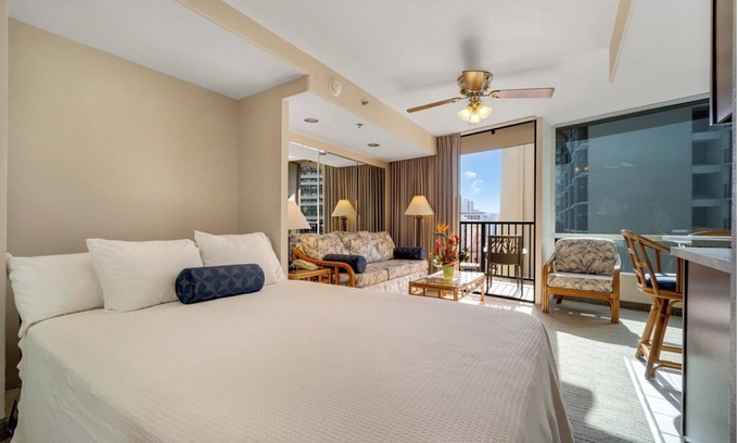 Honolulu Resort | Chic resort with WiFi, fitness room, roof top pool, jacuzzi in beautiful Waikiki