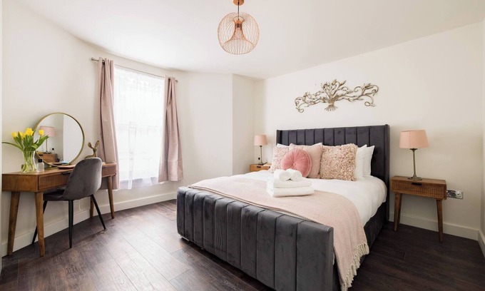 Parsons Green and Walham Apartment | Chic Retreat by Wild Roses - A