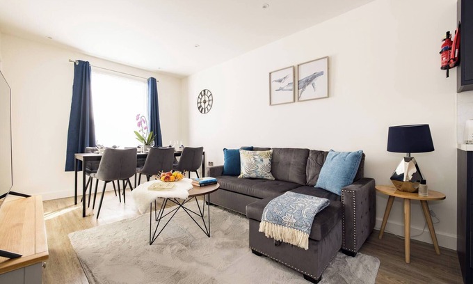 Parsons Green and Walham Apartment | Chic Retreat by Wild Roses - D