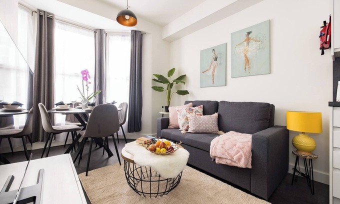 Parsons Green and Walham Apartment | Chic Retreat by Wild Roses - B