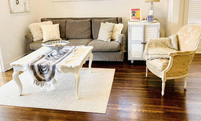 Union Park Apartment | Chic retreat near everything!
