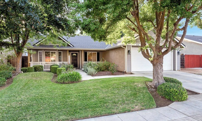 Fresno House | Chic River Bluff Home for Professionals & Families
