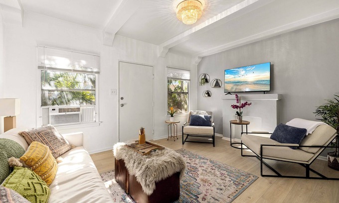 Northeast Apartment | Chic Santa Monica 1BR Cottage, Street Parking +W/D