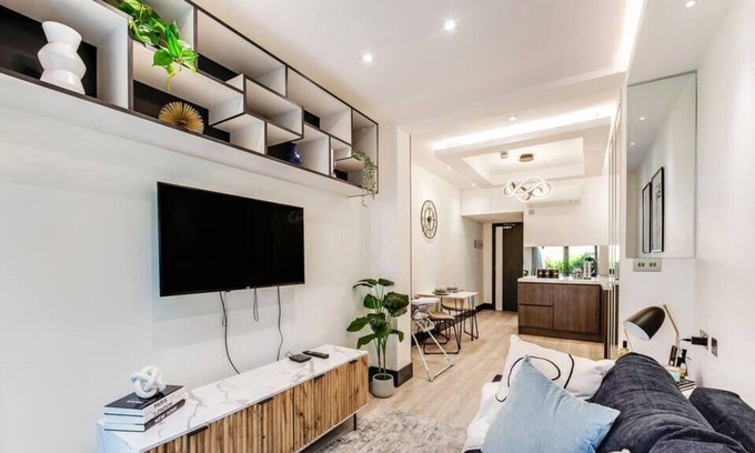 Frognal and Fitzjohns Apartment | Chic Studio w/Outdoor Space -Excellent Location