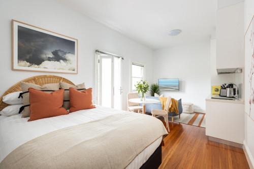 Lewisham Apartment | Chic Studio With Patio 20 min From CBD