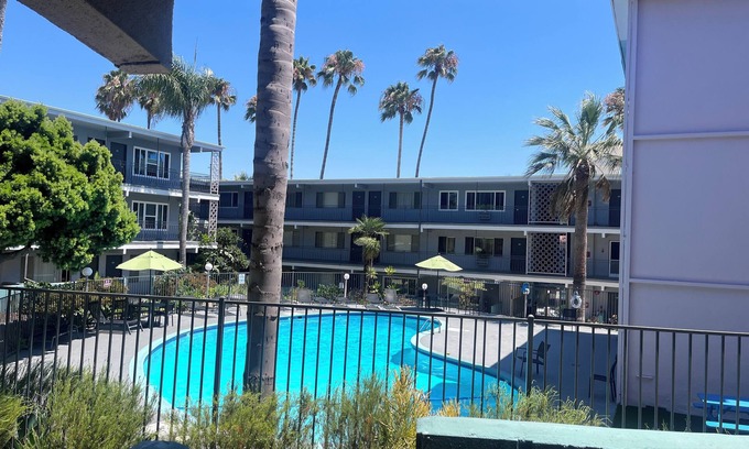 Palms Apartment | Chic studio with swimming pool, AC and WiFi in fabulous Greater Culver City.