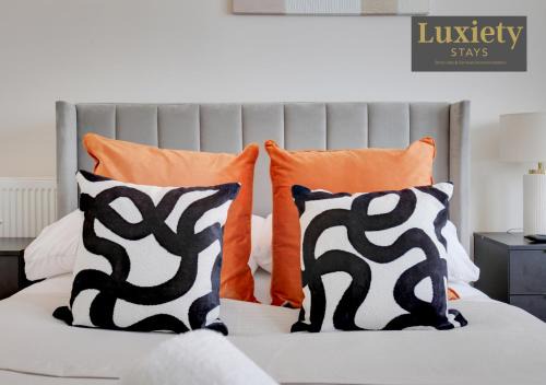 Southend-on-Sea Apartment | Chic & Stylish Studio City Centre Nr High St by Luxiety Stays