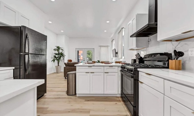 Front Park Apartment | Chic & Vibrant Dtwn Apartment