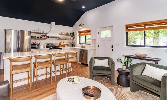 Lake Breeze Park House | Chic|Wine Country|Geneva|Lake Erie