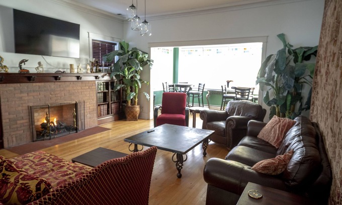 Lake View East House | Chicago Bootlegger House Sleeps 11-22 with 3 parking spots
