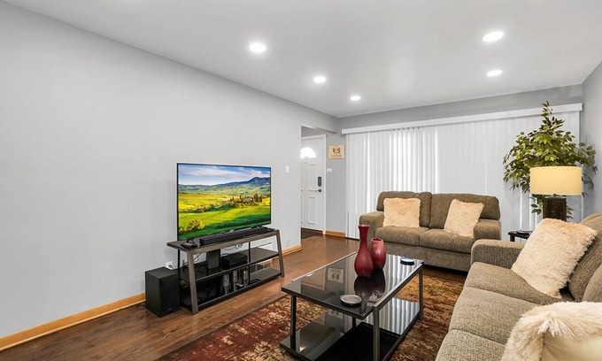 Forestview House | Chicago FHS Rental - W 64th St