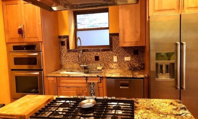 North Center Apartment | Chicago Wrigley Roscoe Village Lakeview Luxury Flat Free Parkingn