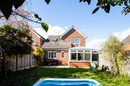 Chichester House | Chichester retreat house with free parking