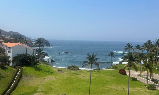Manzanillo Condo | Chihuahua 144, Charming 2-bedroom, ocean front, AC, king bedroom, loft bedroom
