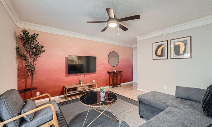 Brentwood Apartment | Chill 2B Getaway | 10min > DTWN | W/D, Pool, Prkg