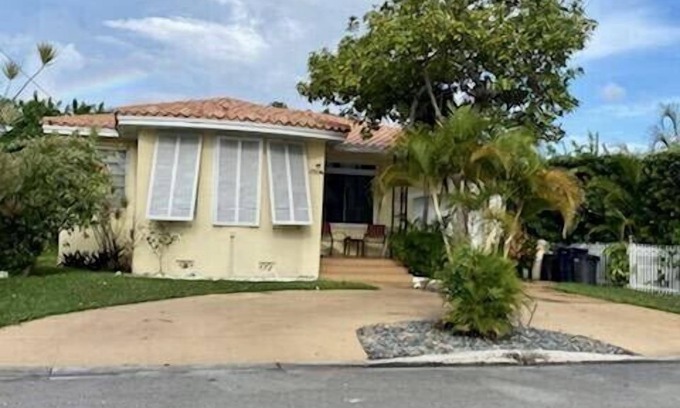 Surfside House | Chillin’ & Grillin’ House ONLY Steps from the Beach and Local Attractions