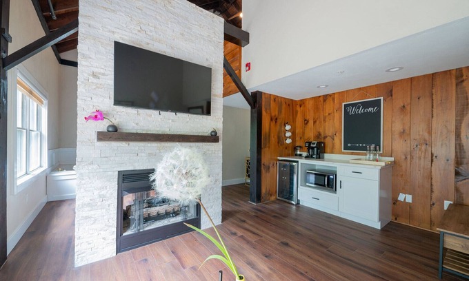 Lambertville House | Chimney Hill - 03) Second Floor Suite 3