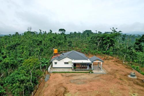 Mudigere Villa | Chimneys Homestay - Full House, Near to Falls & Trek