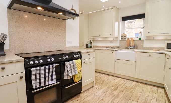 Charlbury Cottage | CHINA COTTAGE, pet friendly, character holiday cottage in Charlbury