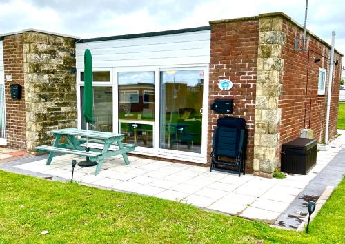 Freshwater House | CHINE COTTAGE self-catering coastal bungalow in rural West Wight