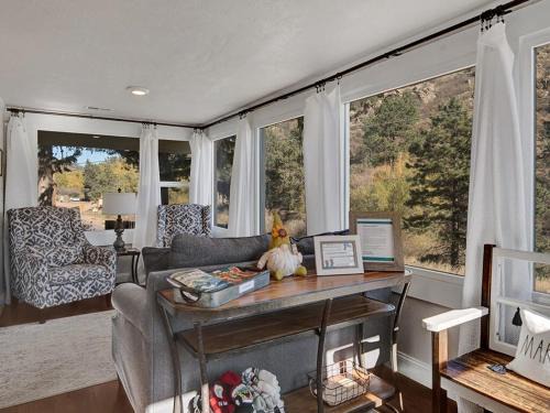 Green Mountain Falls House | Chipita Park Cabin - pet friendly quirky & comfy