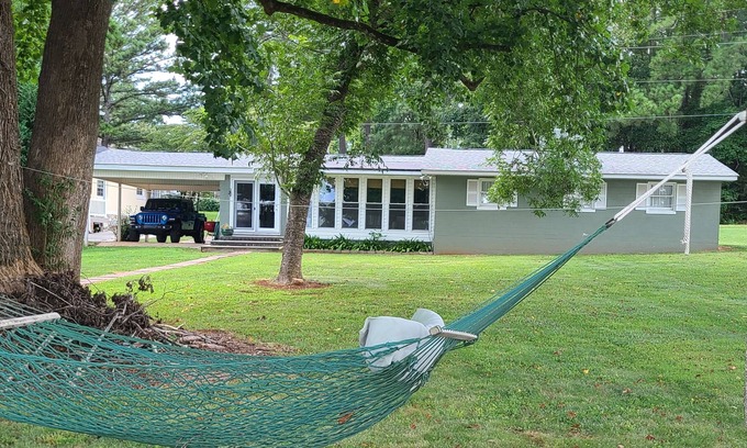 Norwood House | Chirpy lake bungalo
