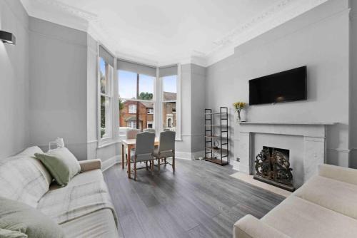 South Acton Apartment | Chiswick Park Acton Town Garden suite