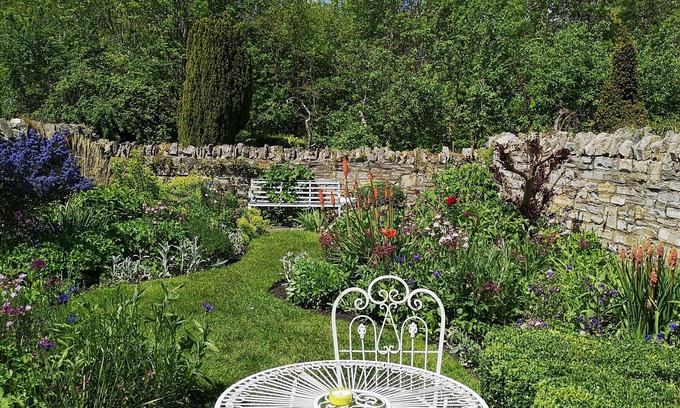 Ardens Grafton Cottage | Chocolate-box pretty cottage, with Grade II Listing, in Shakespeare country