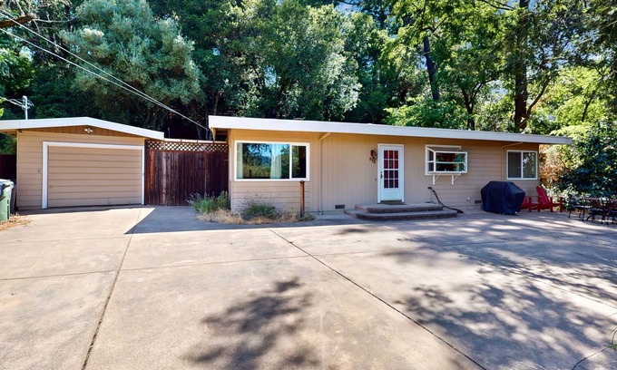 Healdsburg House | Choice Getaway w/Private Hot Tub - Near Wineries, Dining, Outdoor Activities