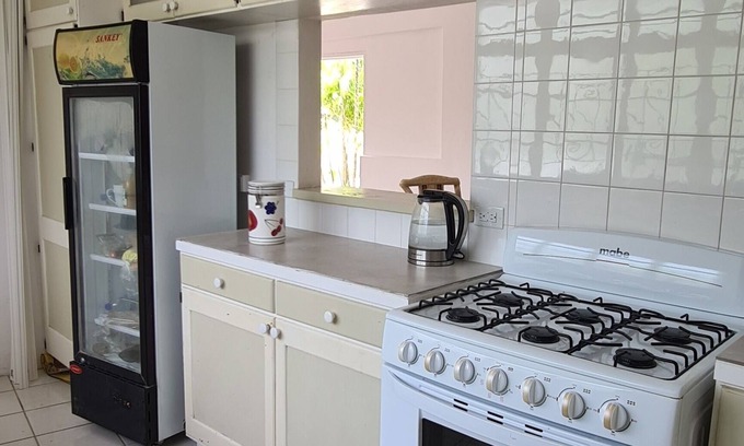 Rockley Apartment | Christ Church Home, Rockley Beach 1 km, Full Kitchen, Smart TV, Laundry, Parking